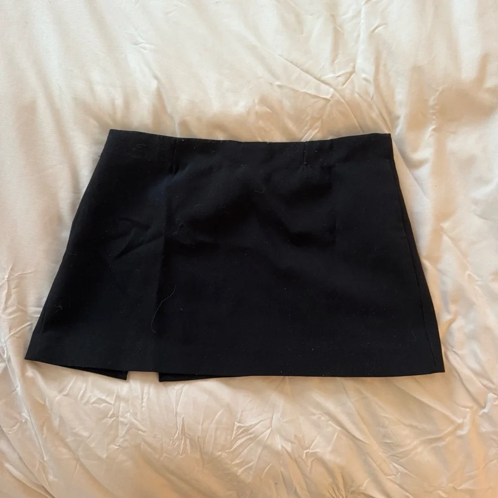 Edikted Black Mini Skirt with Slit - Picture 5 of 5